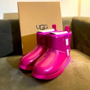 UGG Kids’ Classic Clear Mini ll in PINK! Never worn! Brandy new!